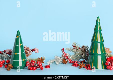 Composizione con alberi di Natale in ceramica e bella decorazione su sfondo colorato Foto Stock