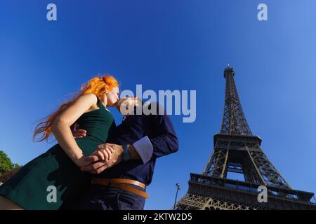 Coppia caucasica a Parigi, molto giovane e incantevole Foto Stock