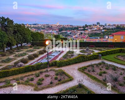 Rosarium di Jardim do Palacio de Cristal, cielo notturno retrogusto sulla città di Porto, Portogallo Foto Stock