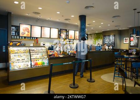 SHENZHEN, CINA - 16 FEBBRAIO 2015: Interni Starbucks Cafe. Starbucks Corporation è un'azienda americana globale di caffè e una catena di caffè basata su i. Foto Stock