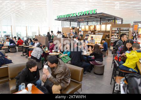 SHENZHEN, CINA - 16 FEBBRAIO 2015: Interni Starbucks Cafe. Starbucks Corporation è un'azienda americana globale di caffè e una catena di caffè basata su i. Foto Stock