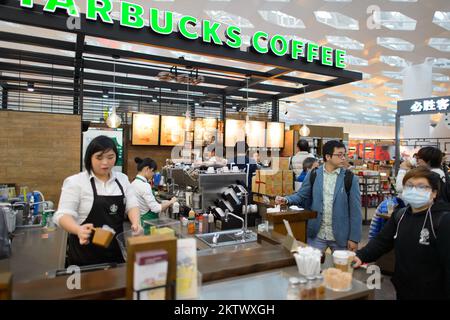 SHENZHEN, CINA - 16 FEBBRAIO 2015: Interni Starbucks Cafe. Starbucks Corporation è un'azienda americana globale di caffè e una catena di caffè basata su i. Foto Stock