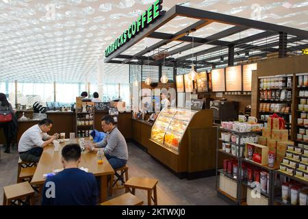 SHENZHEN, CINA - 16 FEBBRAIO 2015: Interni Starbucks Cafe. Starbucks Corporation è un'azienda americana globale di caffè e una catena di caffè basata su i. Foto Stock