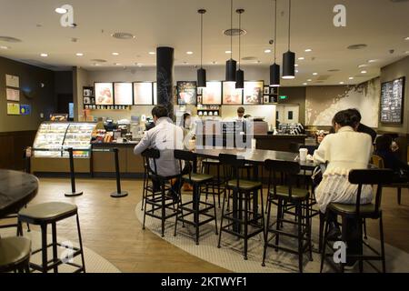 SHENZHEN, CINA - 16 FEBBRAIO 2015: Interni Starbucks Cafe. Starbucks Corporation è un'azienda americana globale di caffè e una catena di caffè basata su i. Foto Stock