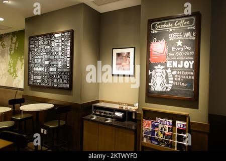 SHENZHEN, CINA - 16 FEBBRAIO 2015: Interni Starbucks Cafe. Starbucks Corporation è un'azienda americana globale di caffè e una catena di caffè basata su i. Foto Stock