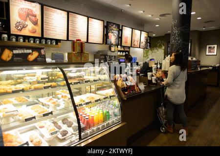 SHENZHEN, CINA - 16 FEBBRAIO 2015: Interni Starbucks Cafe. Starbucks Corporation è un'azienda americana globale di caffè e una catena di caffè basata su i. Foto Stock