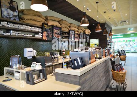 MOSCA, RUSSIA - 28 MARZO 2015: Interni Starbucks Cafe. Starbucks Corporation è un'azienda americana globale di caffè e una catena di caffetterie con sede a se Foto Stock
