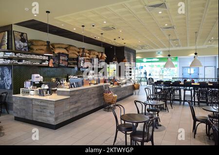 MOSCA, RUSSIA - 28 MARZO 2015: Interni Starbucks Cafe. Starbucks Corporation è un'azienda americana globale di caffè e una catena di caffetterie con sede a se Foto Stock