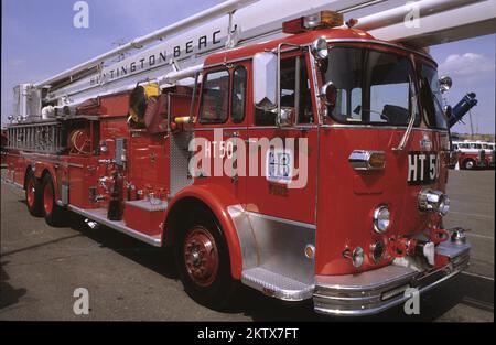 Camion dei vigili del fuoco parcheggiato, vigili del fuoco di Huntington Beach, Hollywood, Los Angeles, California, Stati Uniti, camion dei pompieri vintage Foto Stock