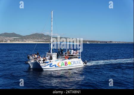 Cabo San Lucas, Messico - 7 novembre 2022 - Un catamarano con passeggeri che navigano sulla baia Foto Stock