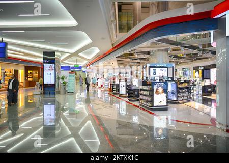 DUBAI, Emirati Arabi Uniti - 18 APRILE 2014: Interno dell'aeroporto. L'Aeroporto Internazionale di Dubai e' un importante aeroporto internazionale situato a Dubai ed e' il trafficato del mondo Foto Stock