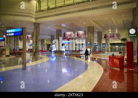 DUBAI, Emirati Arabi Uniti - 18 APRILE 2014: Interno dell'aeroporto. L'Aeroporto Internazionale di Dubai e' un importante aeroporto internazionale situato a Dubai ed e' il trafficato del mondo Foto Stock