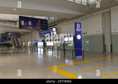 HONG KONG, CINA - 12 MAGGIO 2014: Interno dell'aeroporto internazionale di Hong Kong. Uno dei migliori aeroporti nell'indagine annuale sui passeggeri condotta da Skytrax. Foto Stock