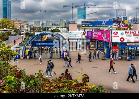 Varsavia. Un ingresso popolare alla stazione della metropolitana Centrum tra turisti e residenti di Varsavia. Una stazione centrale per il trasporto a Varsavia. Foto Stock