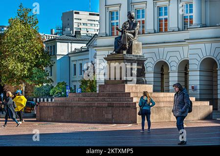 Monumento a Nicolaus Copernico a Varsavia - un monumento dello scultore danese Bertel Thorvaldsen sorge di fronte al Palazzo Staszico. Foto Stock