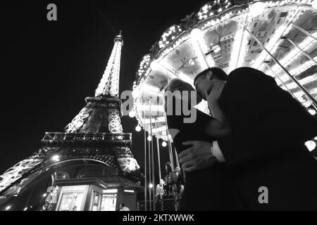 PARIGI - 08 SETTEMBRE: Coppia baciata vicino alla Torre Eiffel di notte il 08 settembre 2014 a Parigi, Francia. La Torre Eiffel è il monumento più visitato di fra Foto Stock