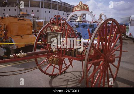 Camion dei vigili del fuoco parcheggiato, vigili del fuoco di Huntington Beach, Hollywood, Los Angeles, California, Stati Uniti, camion dei pompieri vintage Foto Stock
