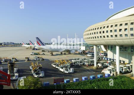 PARIGI - 10 SETTEMBRE: Aeroporto Charles de Gaulle il 10 settembre 2014 a Parigi, Francia. Aeroporto di Parigi Charles de Gaulle, detto anche Roissy, Foto Stock