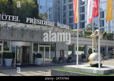 GINEVRA - SET 11: Ginevra centro il 11 settembre 2014 a Ginevra, Svizzera. Ginevra è la seconda città più popolosa della Svizzera ed è la più popolosa Foto Stock
