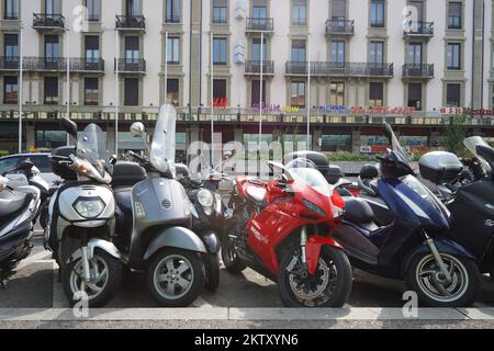 GINEVRA - 11 SETTEMBRE: Parcheggio per moto nel centro di Ginevra il 11 settembre 2014 a Ginevra, Svizzera. Ginevra è la seconda città più popolosa di Svizzera Foto Stock