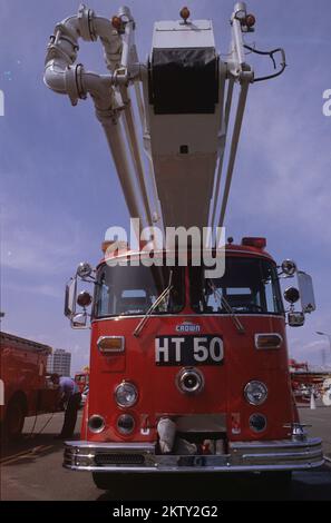 Camion dei vigili del fuoco parcheggiato, vigili del fuoco di Huntington Beach, Hollywood, Los Angeles, California, Stati Uniti, camion dei pompieri vintage Foto Stock