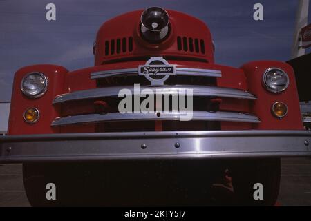 Camion dei vigili del fuoco parcheggiato, vigili del fuoco di Huntington Beach, Hollywood, Los Angeles, California, Stati Uniti, camion dei pompieri vintage Foto Stock