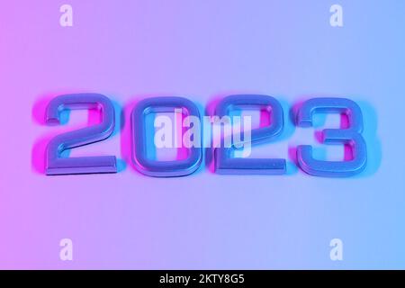 I numeri 2023 in luce al neon. Capodanno 2023 su sfondo rosa blu. La cartolina è in viola. Buon Natale. Foto Stock