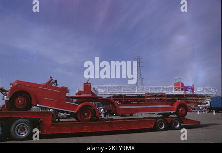 Camion dei vigili del fuoco parcheggiato, vigili del fuoco di Huntington Beach, Hollywood, Los Angeles, California, Stati Uniti, camion dei pompieri vintage Foto Stock