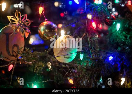 Washington, Stato di Vereinigte. 29th Nov 2022. Gli ornamenti pendono dall'albero rosso dell'abete durante l'illuminazione dell'albero di Natale del Campidoglio al Campidoglio degli Stati Uniti a Washington, DC, martedì 29 novembre 2022. Credit: Rod Lammey/CNP/dpa/Alamy Live News Foto Stock