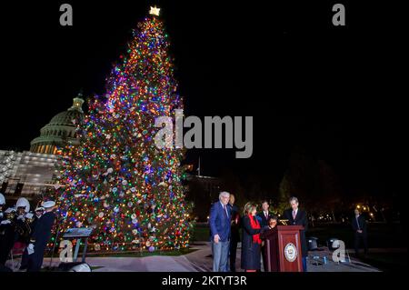 Washington, Stato di Vereinigte. 29th Nov 2022. Relatore della Camera dei rappresentanti degli Stati Uniti Nancy Pelosi (democratico della California), terzo da sinistra, è Unito dal governatore della Carolina del Nord Roy Cooper, a destra, 9 anni Catcuce Micco Tiger di Cherokee, Carolina del Nord, terzo da destra, E altri, durante l'illuminazione del Campidoglio albero di Natale al Campidoglio degli Stati Uniti a Washington, DC, Martedì, 29 novembre 2022. Credit: Rod Lammey/CNP/dpa/Alamy Live News Foto Stock