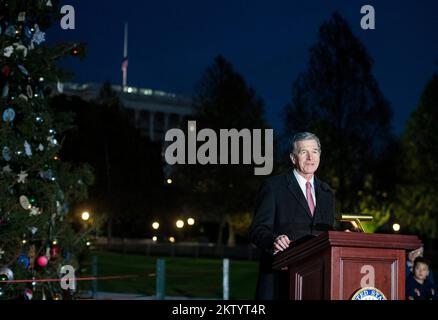 Il governatore della Carolina del Nord Roy Cooper offre commenti durante l'illuminazione del Campidoglio albero di Natale al Campidoglio degli Stati Uniti a Washington, DC, Martedì, 29 novembre 2022. Credito: Rod Lamkey/CNP Foto Stock