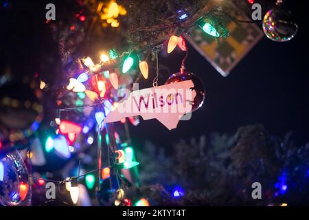 Washington, Stati Uniti d'America. 29th Nov 2022. Gli ornamenti pendono dall'albero rosso dell'abete durante l'illuminazione dell'albero di Natale del Campidoglio al Campidoglio degli Stati Uniti a Washington, DC, martedì 29 novembre 2022. Credit: Rod Lammey/CNP/Sipa USA Credit: Sipa USA/Alamy Live News Foto Stock