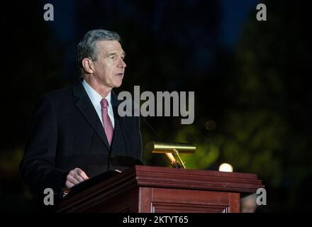 Il governatore della Carolina del Nord Roy Cooper offre commenti durante l'illuminazione del Campidoglio albero di Natale al Campidoglio degli Stati Uniti a Washington, DC, Martedì, 29 novembre 2022. Credito: Rod Lamkey/CNP Foto Stock