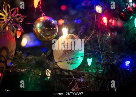 Washington, Stati Uniti d'America. 29th Nov 2022. Gli ornamenti pendono dall'albero rosso dell'abete durante l'illuminazione dell'albero di Natale del Campidoglio al Campidoglio degli Stati Uniti a Washington, DC, martedì 29 novembre 2022. Credit: Rod Lammey/CNP/Sipa USA Credit: Sipa USA/Alamy Live News Foto Stock