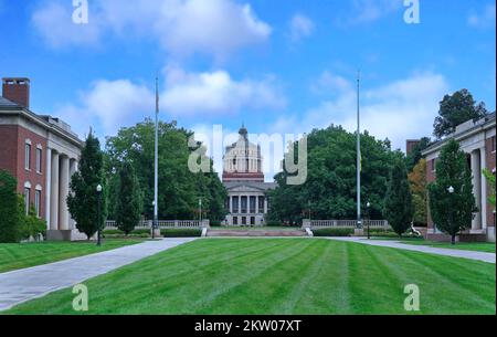 Rochester, NY - Agosto 2022: Scalini di pietra che conducono al cortile alberato principale sul campus dell'Università di Rochester, con il Rush Rhee Foto Stock
