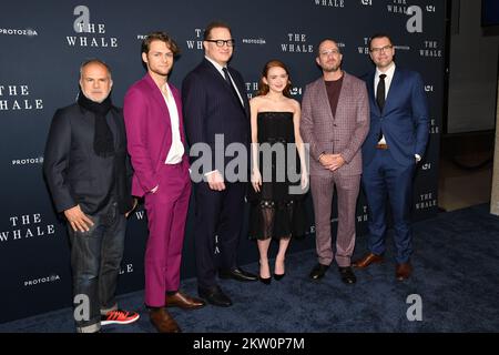 New York, Stati Uniti. 29th Nov 2022. (L-R) Jeremy Dawson, Ty Simpkins, Brendan Fraser, Sadie Sink, Darren Aronofsky, E Samuel D. Hunter parteciperanno alla prima 'The Whale' all'Alice Tully Hall di New York, NY, il 29 novembre 2022. (Foto di Efren Landaos/Sipa USA) Credit: Sipa USA/Alamy Live News Foto Stock
