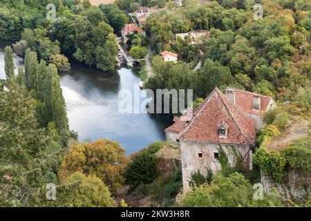 Il fiume Lot sotto il villaggio medievale di Saint-Cirq-Lapopie, dipartimento Lot, Francia Foto Stock