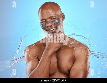 Cura della pelle, acqua e viso per l'uomo nero su sfondo blu per il benessere, l'idratazione e la spa. Dermatologia, bellezza e ritratto di anziani maschi con Foto Stock