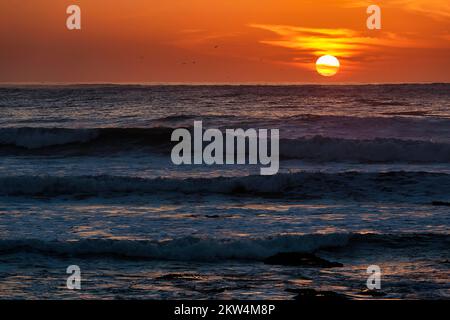 Onde al tramonto sull'Oceano Atlantico, retroilluminazione, Essaouira, Marrakech-Safi, Marocco, Africa Foto Stock