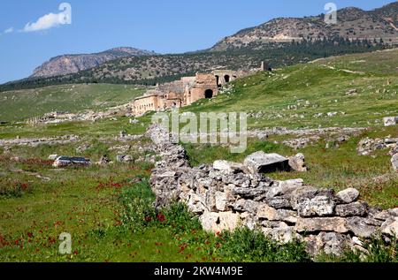 Resti, rovine a Hierapolis, sullo sfondo rovine dell'antico teatro Hieropolis, vicino Pamukkale, Denizli, Turchia occidentale, Turchia, Asia Foto Stock