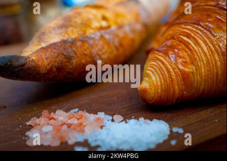 Croissant francesi freschi e tradizione artigianale della baguette Foto Stock