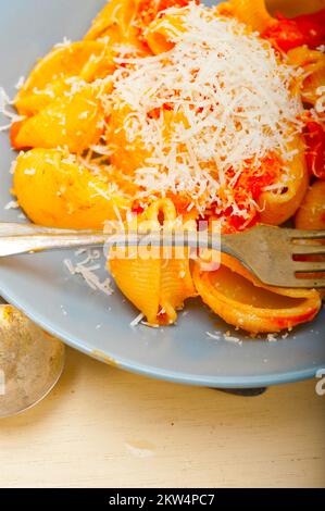 Lumaca italiana lumaconi pasta con ciliegia matura il sugo di pomodoro ingredienti Foto Stock