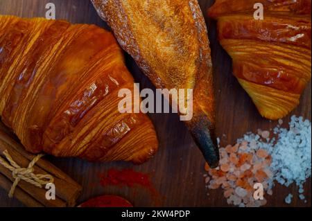 Croissant francesi freschi e tradizione artigianale della baguette Foto Stock