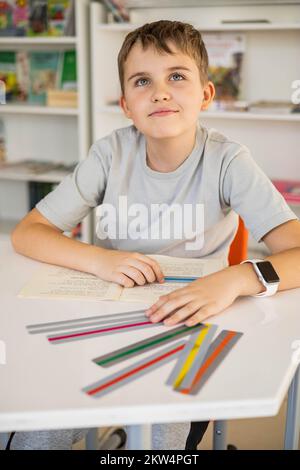 Khabarovsk, Russia, 28 ottobre 2022. Scegli strisce colorate righelli dislessia disordine libro di lettura Foto Stock