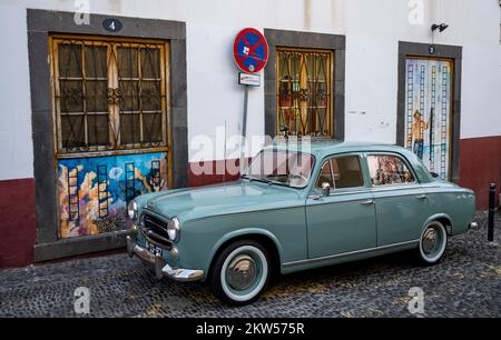 Auto d'epoca di fronte alla facciata di una casa, porte dipinte con colori vivaci, progetto d'arte Arte de portas abertas, Rua de Santa Maria, Città Vecchia, Funchal Madeira Foto Stock