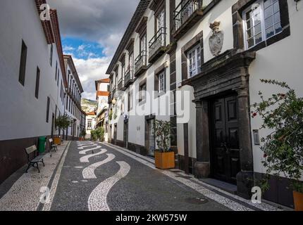 Piccolo vicolo con pavimento a mosaico nella città vecchia, Funchal, Madeira, Portogallo, Europa Foto Stock