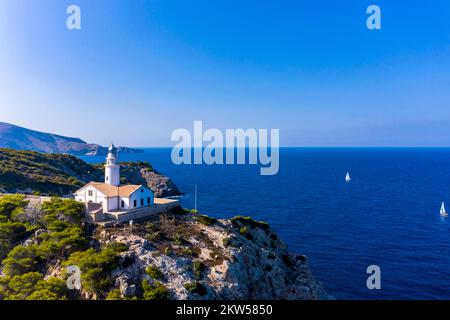 Veduta aerea, faro di far de Capdepera con costa ripida, Cala Ratjada, Maiorca, Isole Baleari, Spagna, Europa Foto Stock