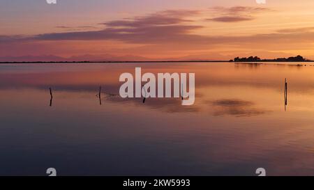 Alba, alba, luce del mattino, laguna, pali di legno in laguna, nuvole riflessi nel mare, mare vetroso, Lefkada città, capitale dell'isola, Lefkada i Foto Stock