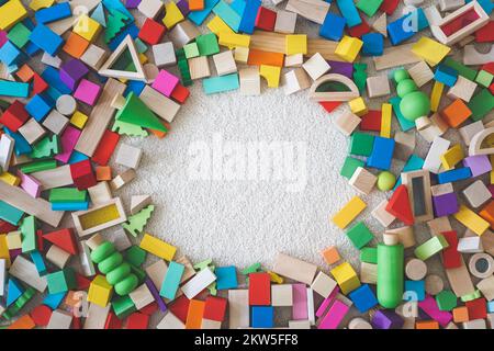 Mattoni di legno Montessori materiale arcobaleno spettro disposizione riga cornice spazio copia Foto Stock