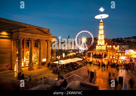 Piramide di Natale, ruota panoramica, Königsbau, museo d'arte Kubus, mercatino di Natale di Stoccarda, Kleiner Schlossplatz, Stoccarda, Baden-Württemberg, Germania, Foto Stock